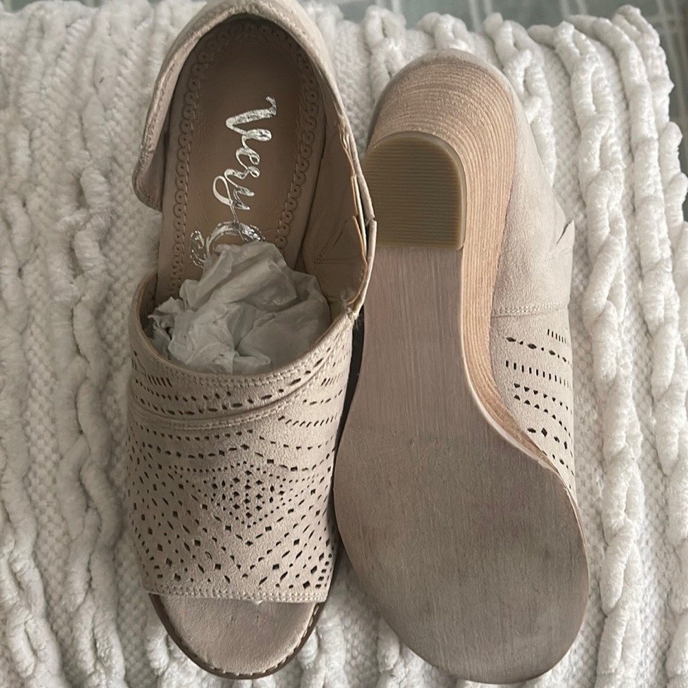 Wedge sandals size 8